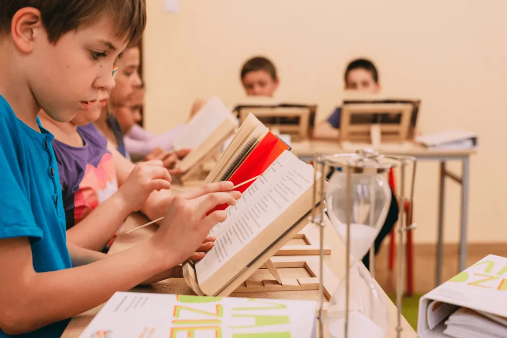 Dzieci na zajęciach w Andande w Lublinie czytają książki z pomocą wskaźników